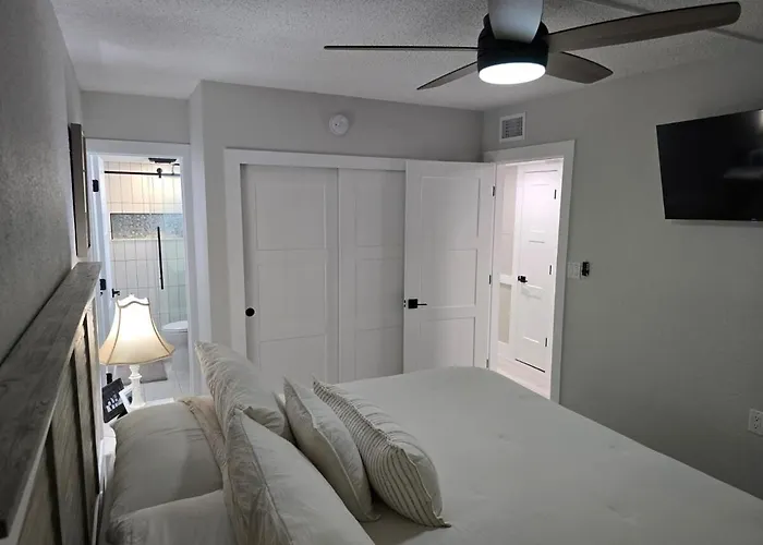 Newly Decorated 1st Floor Unit Steps To The At Fifty Gulfside Aparthotel *